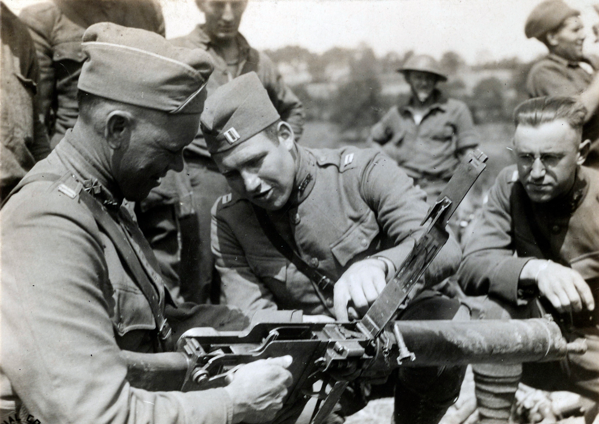 Men of the U.S. 150th MG Battalion examine a MG08/15 in France during August 1918.  NARA