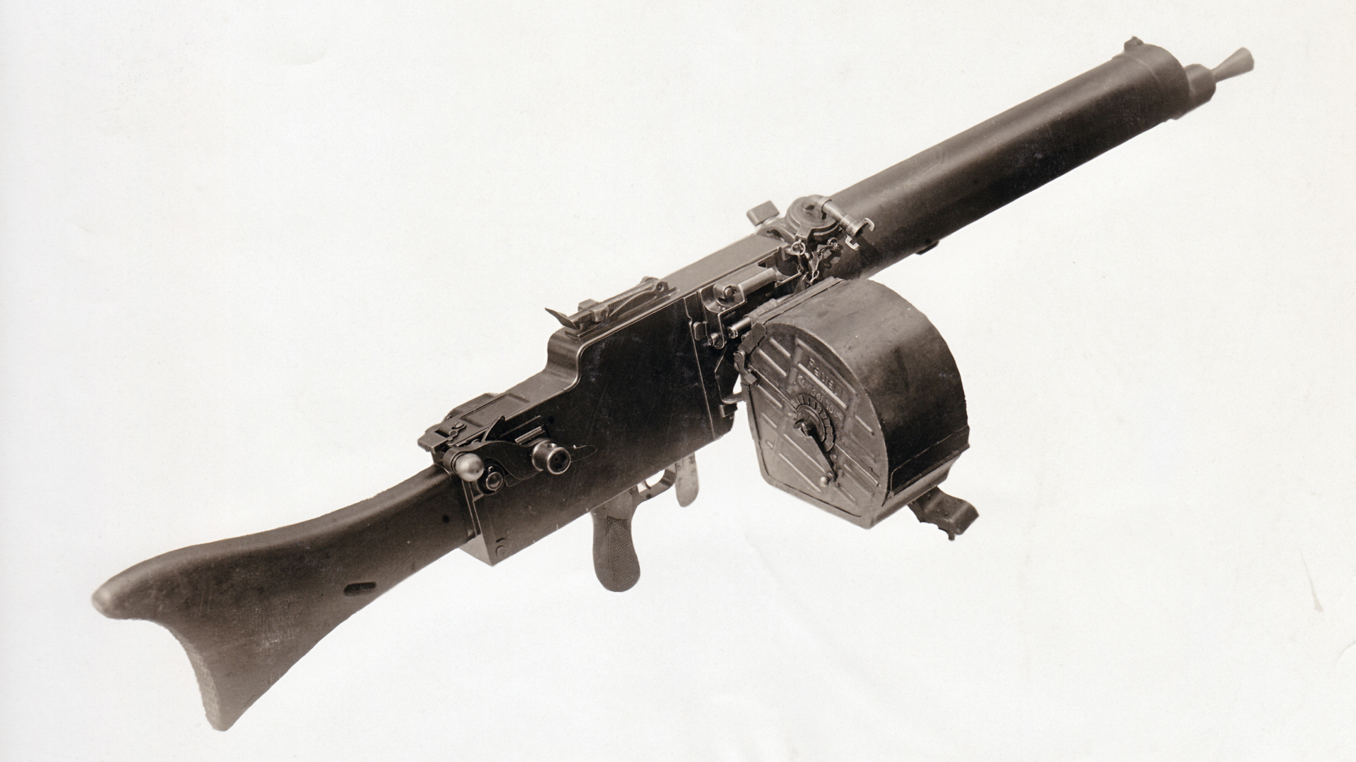 MG08/15 with its “Patronenkasten 16”100-round belt drum carrier for its cloth-ammo belt.  NARA