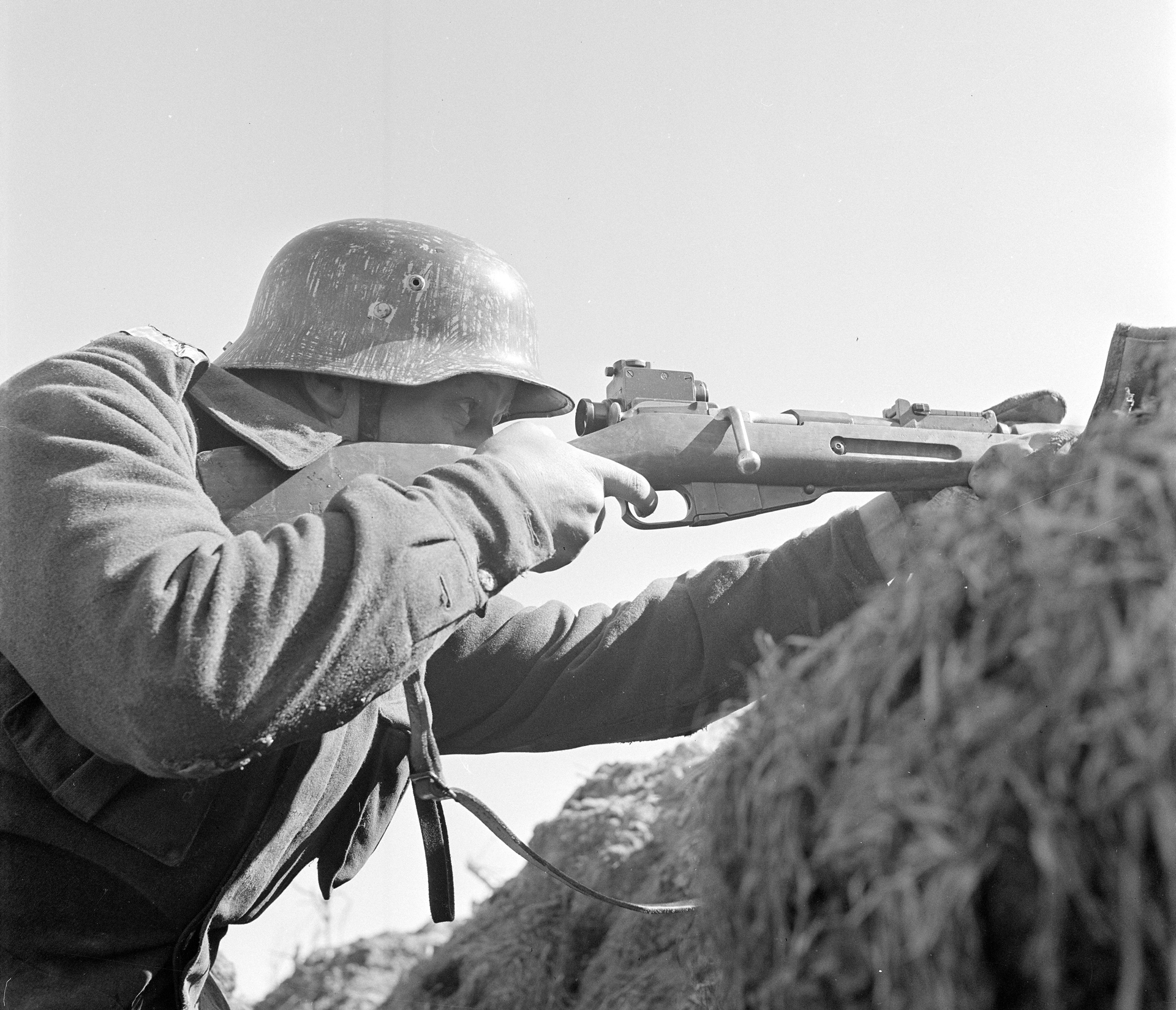 Finnish sniper in Karelia during April 1943.  He uses the M/39 PH sniper rifle using the Finnish “Physica” scope, originally intended for use on Maxim M/32 machine guns.  The scope suffered from fogging problems as well as a short eye relief (40mm) that led to many black eyes.  Photo courtesy of Finnish Wartime Photographic Archive, SA-kuva.