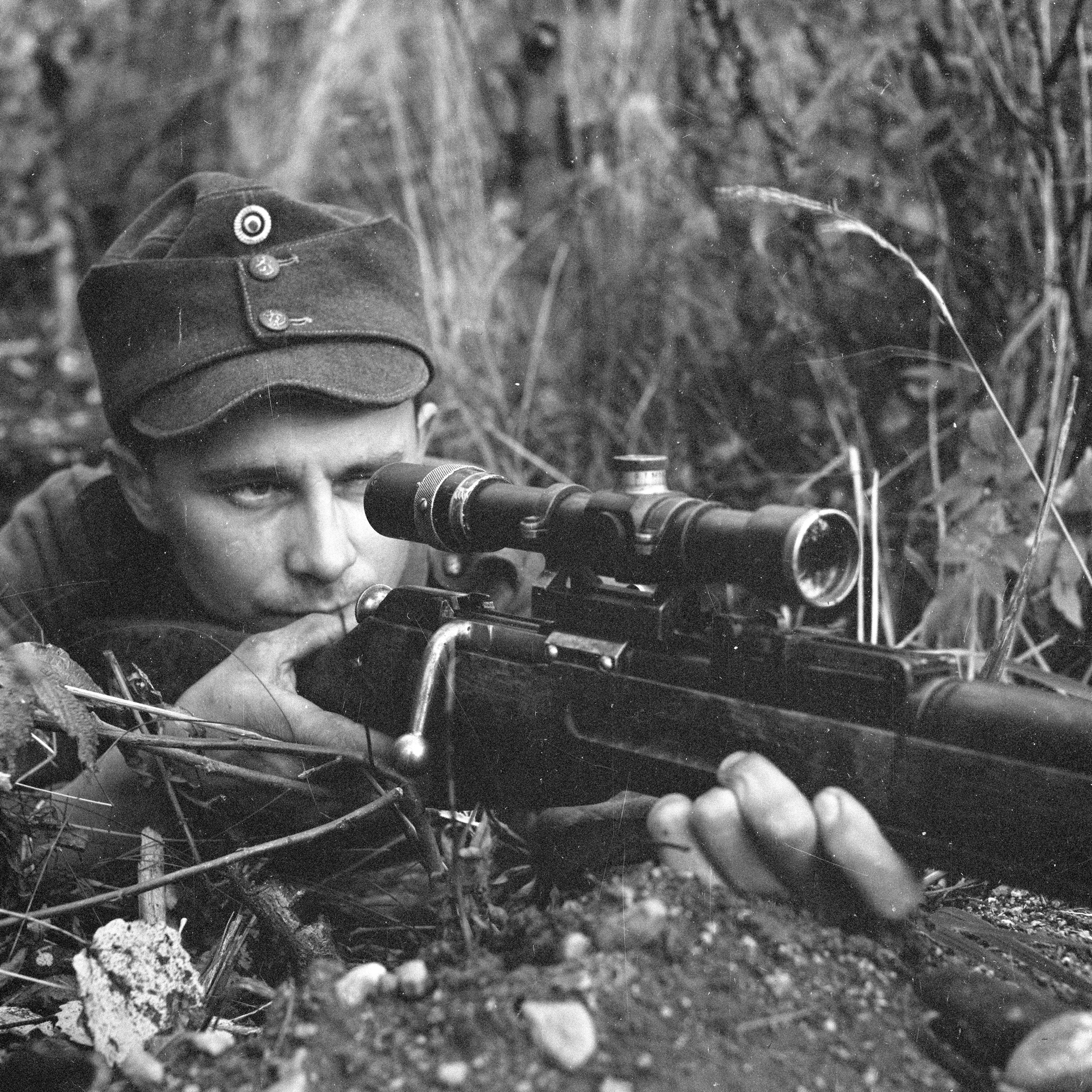 Finnish sniper using a M/39 SOV rifle—a Finnish M/39 rifle fitted with a captured Soviet PE rifle scope. Photo courtesy of Finnish Wartime Photographic Archive, SA-kuva.