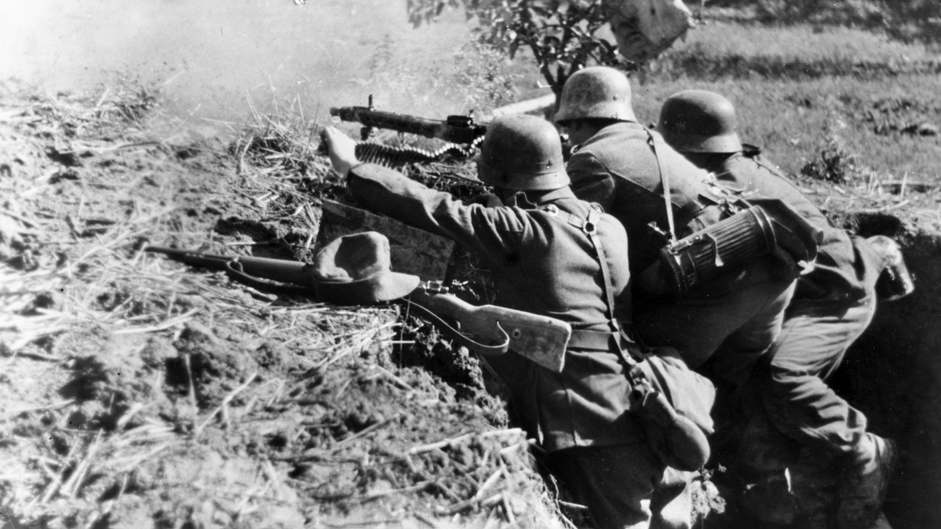 MG42 gunners in trench aiming left and coached to fire in short bursts, normally five to eight rounds per burst. Polish National Archives