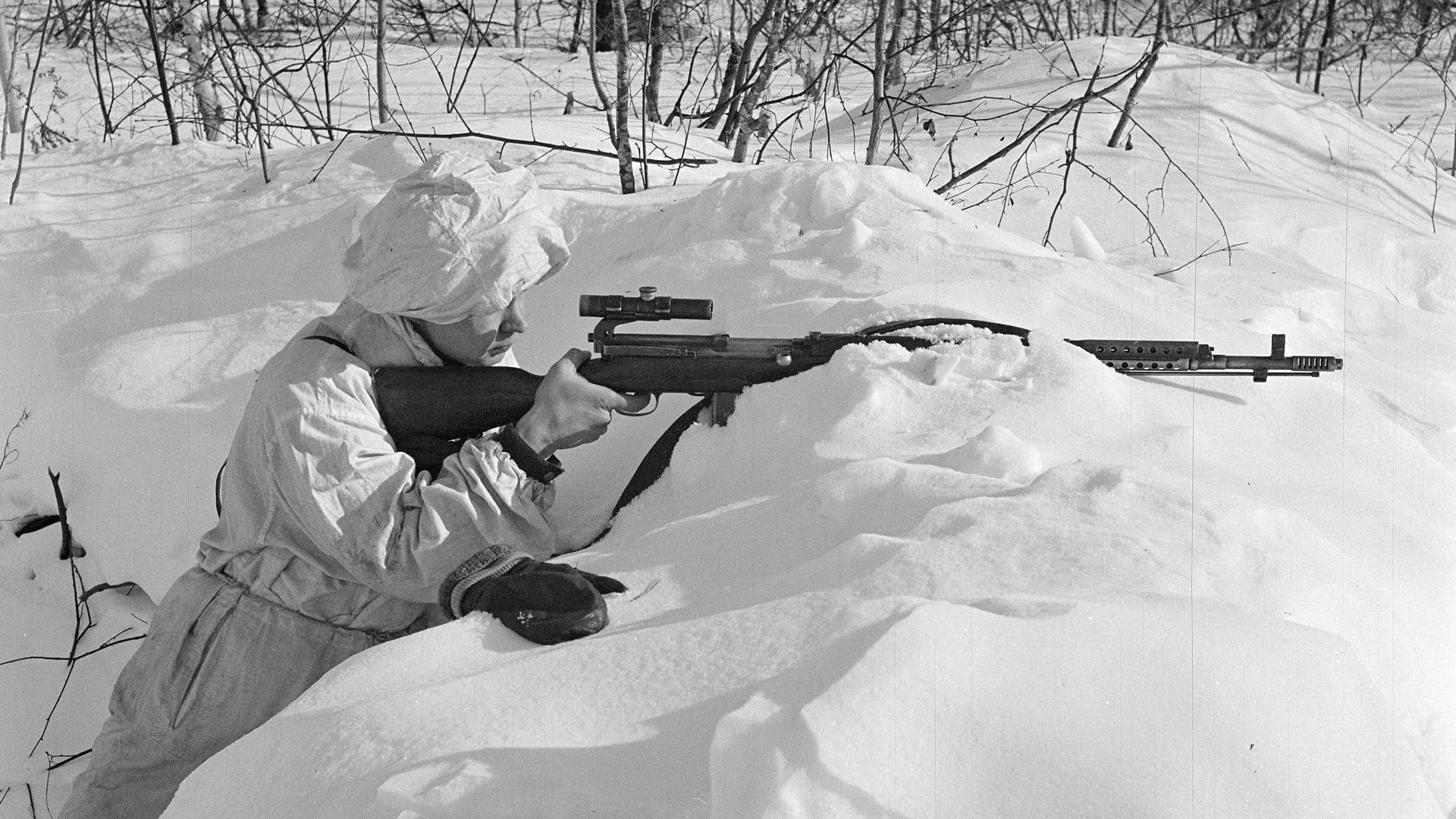 a Finnish sniper using a captured Soviet SVT-40 semi-automatic rifle with a 3.5x22 PU scope.  The SVT-40 was not a particularly good sniper rifle, struggling with significant accuracy issues at longer ranges.  Photo courtesy of Finnish Wartime Photographic Archive, SA-kuva.