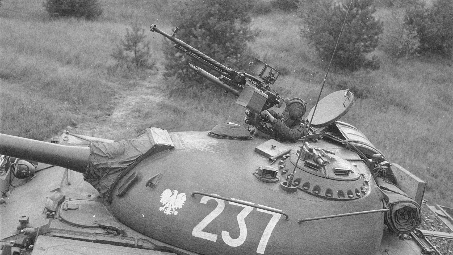 5)	Mounted atop a Polish (Warsaw Pact) T-54 tank for use by the commander, this DShK features the simplified muzzle brake (patterned after the Polish Wz. 35 anti-tank rifle) that was introduced in 1944.  The weapon is awkwardly massive in this mounting.