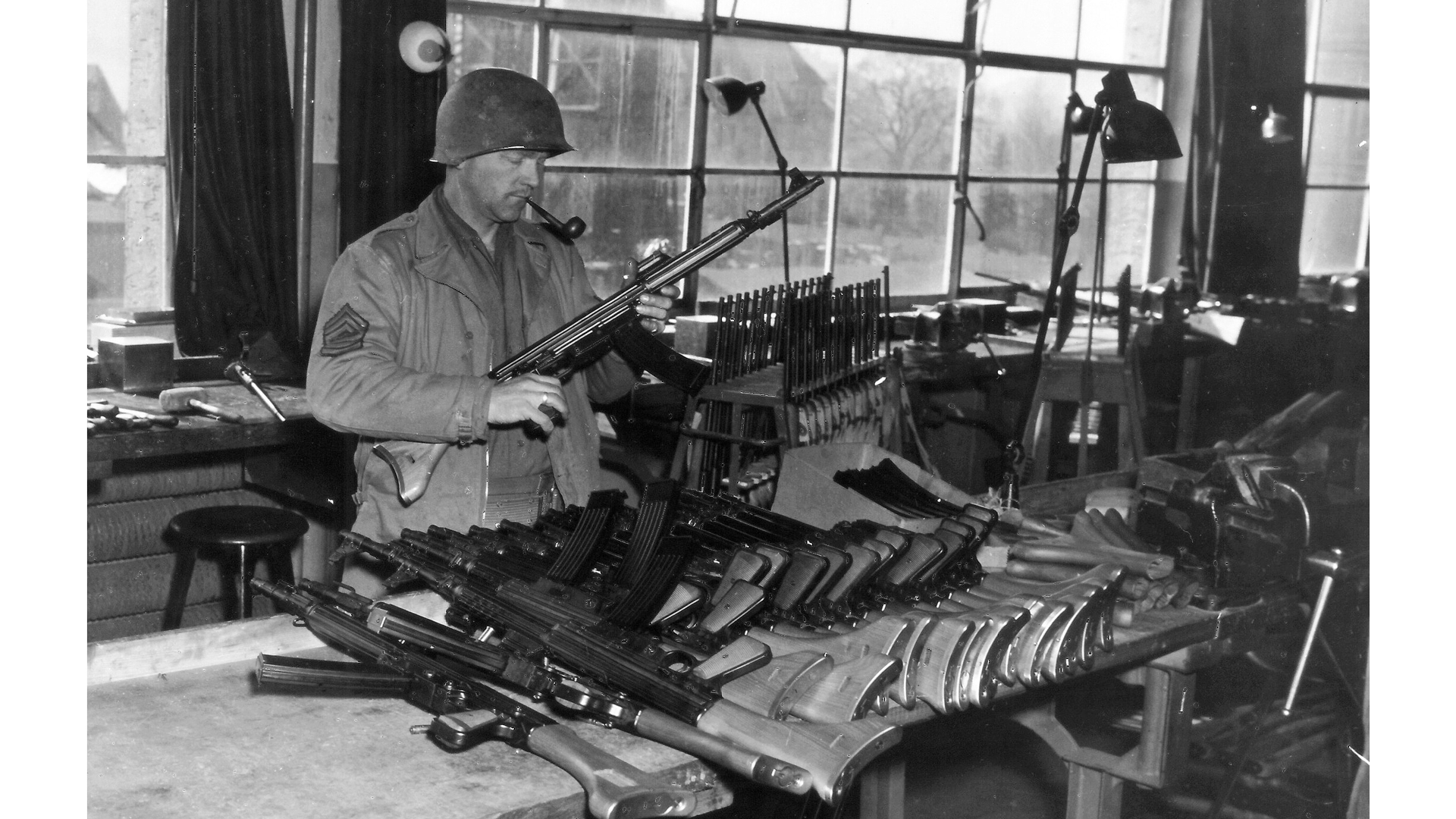 Inspecting a batch of M. Kb. 42(W) at the Walther plant in 1945.
