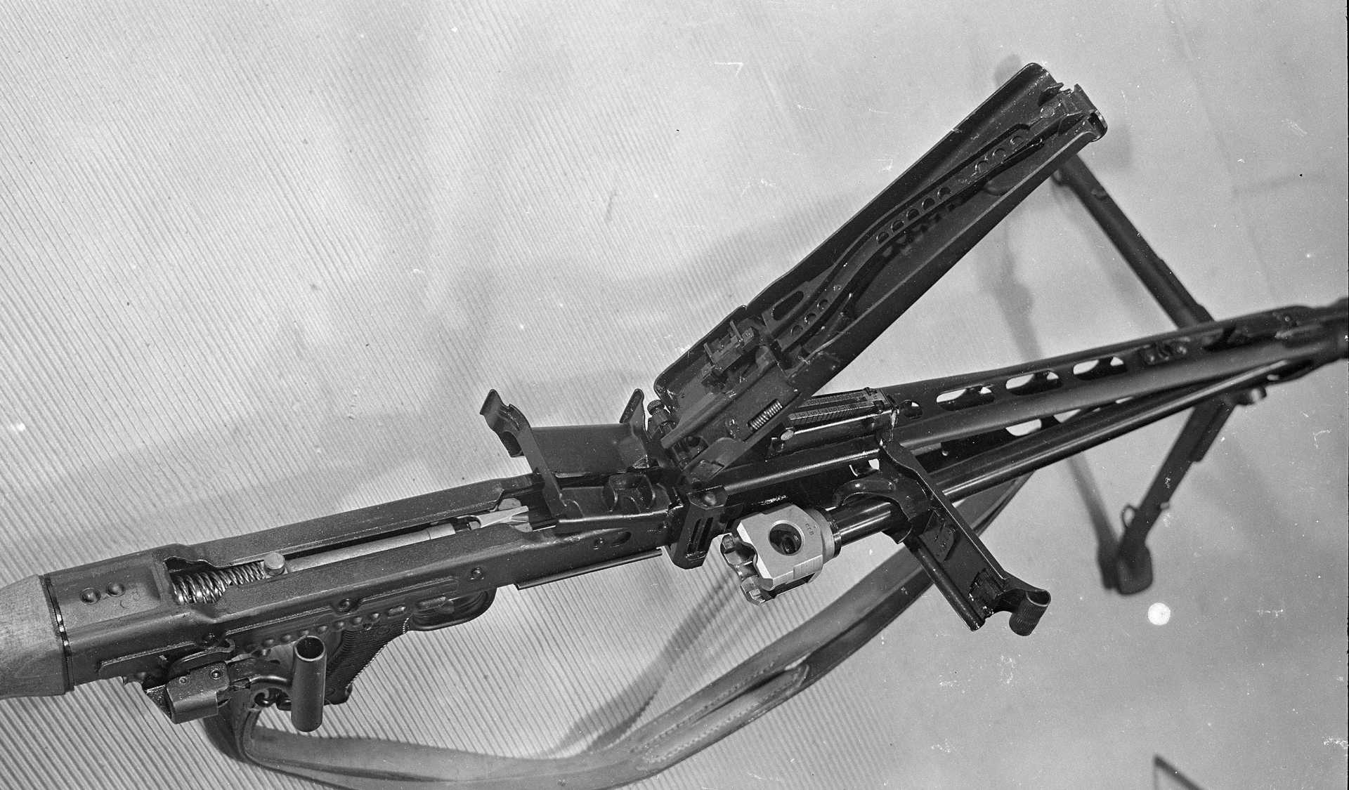 The quick-change barrel: to accommodate a cyclic rate of up to 1,500 rounds per minute, the MG42’s barrel could be changed quickly without special tools