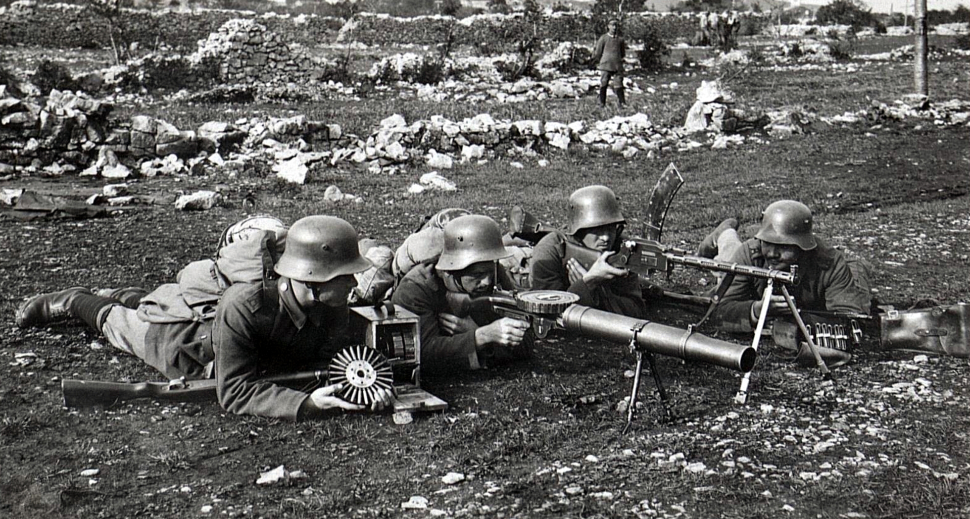 German troops with a pair of true light machine guns:  the British Lewis Gun (.303) and the Madsen M/1902 (7.92mm) machine rifle.