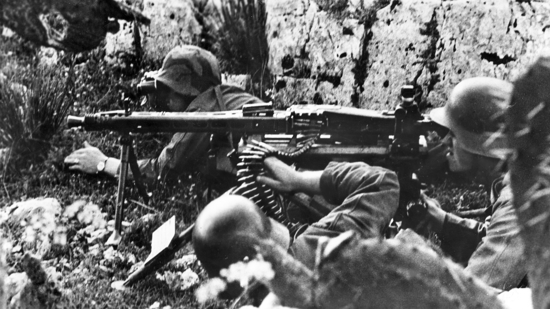 When used from the Lafette tripod and equipped with an optical sight, the MG42’s effective range extended to 3,800 yards. Polish National Archives